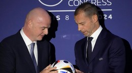 Na archívnej snímke z 8. februára 2024 v Paríži prezident Európskej futbalovej únie (UEFA) Aleksander Čeferin (vpravo) a prezident FIFA Gianni Infantino.