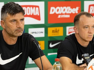 Na snímke zľava hlavný tréner MŠK Žilina Pavol Staňo a hráč MŠK Žilina Miroslav Káčer.