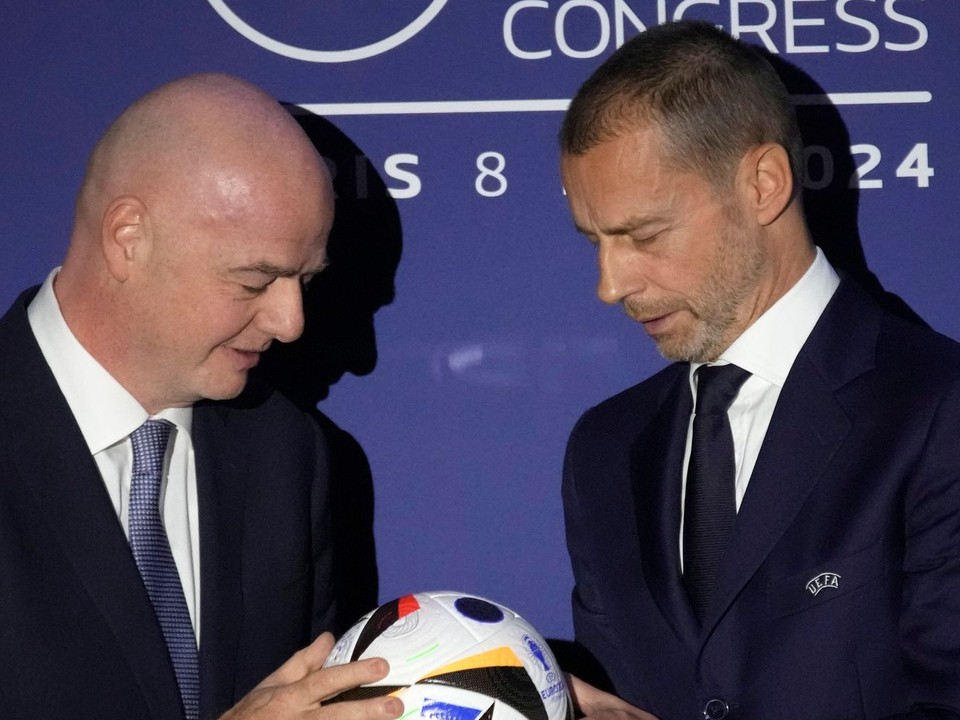 Na archívnej snímke z 8. februára 2024 v Paríži prezident Európskej futbalovej únie (UEFA) Aleksander Čeferin (vpravo) a prezident FIFA Gianni Infantino.