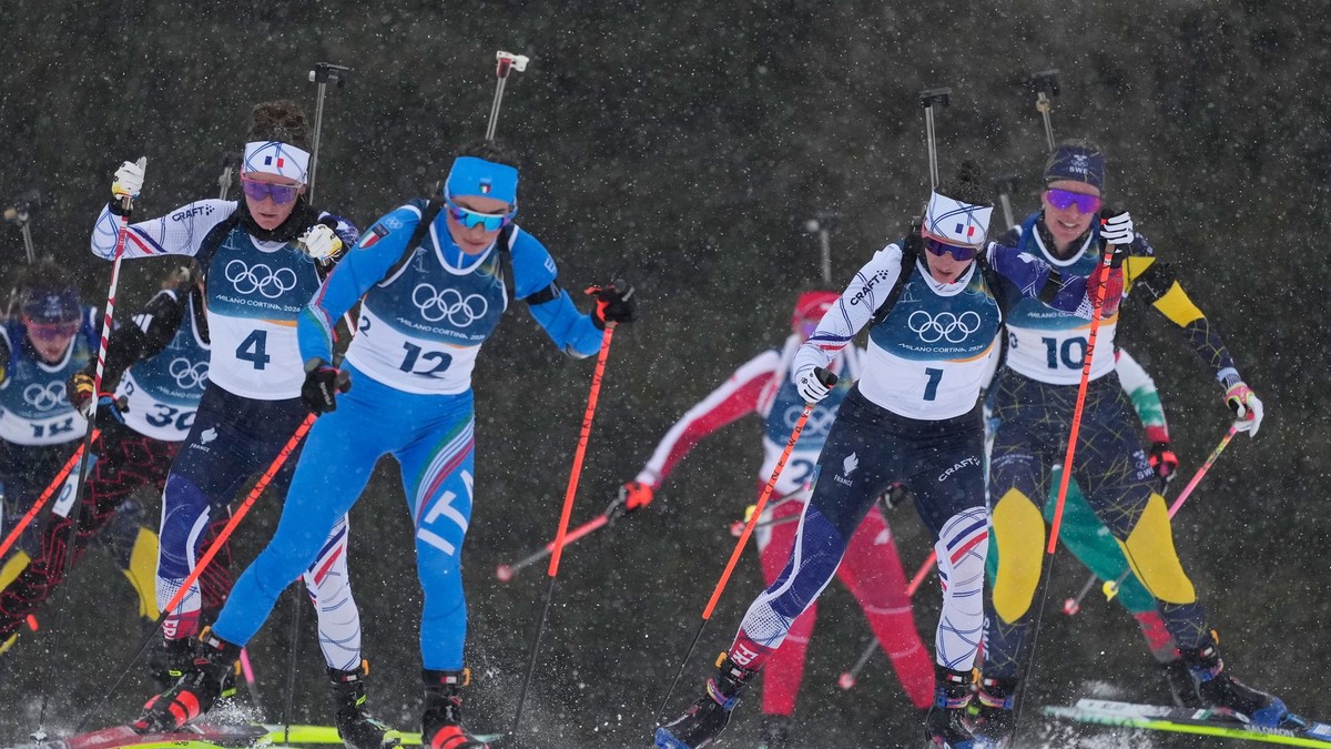 Biatlonistky počas pretekov s hromadným štartom na ZOH 2026.