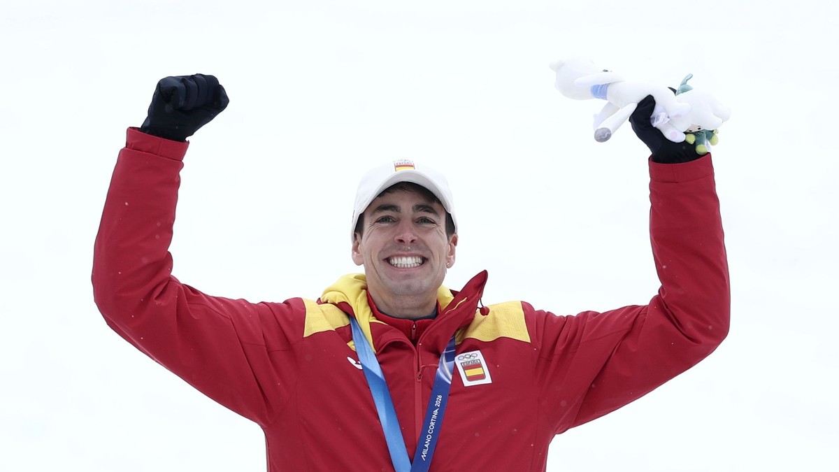 Oriol Cardona Coll oslavuje zisk zlatej medaily.