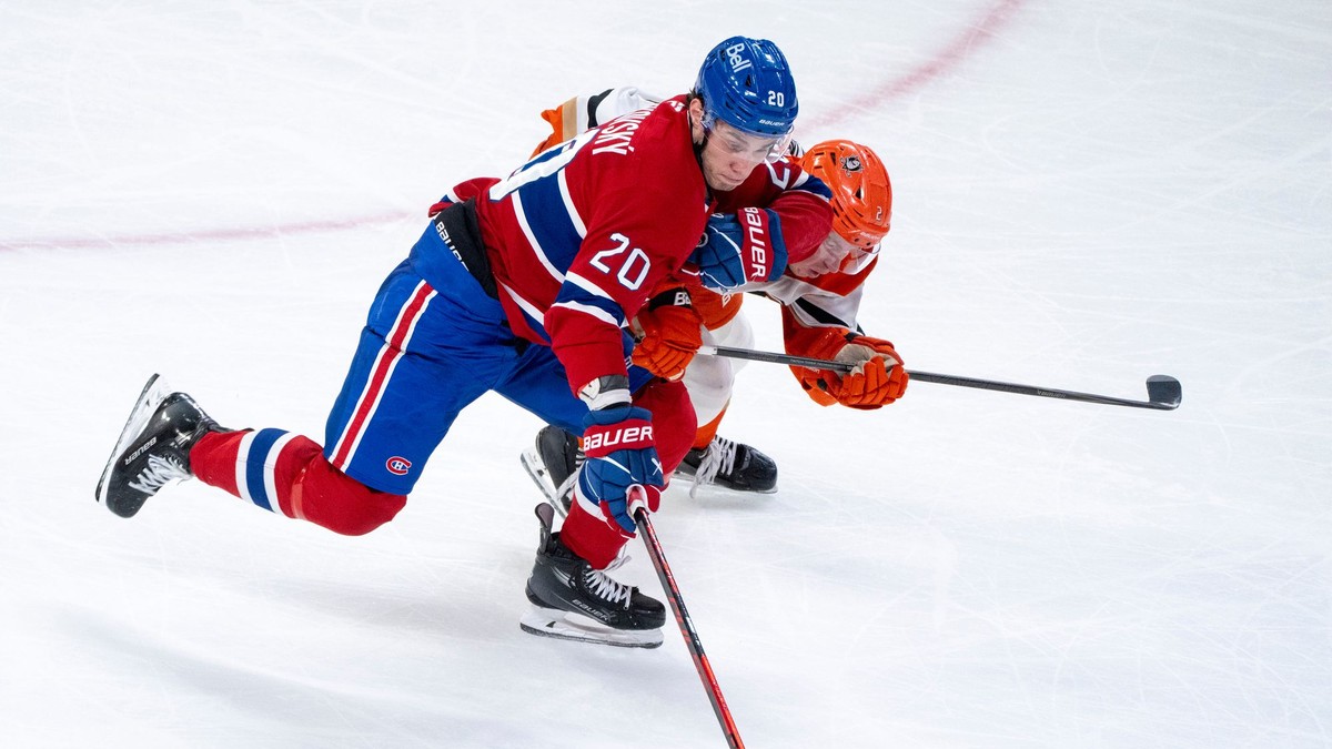 Juraj Slafkovský (Montreal) a Jackson LaCombe (Anaheim) v súboji o puk. 