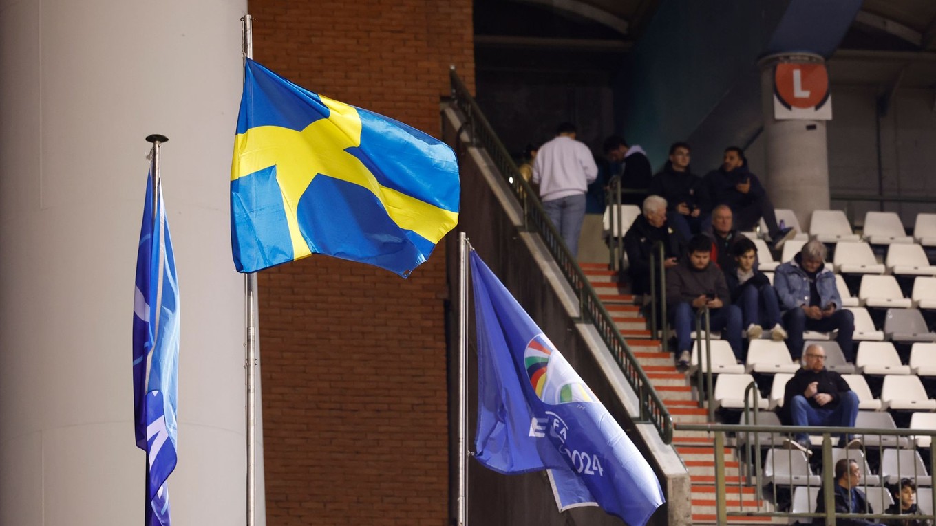 Švédska vlajka na futbalovom štadióne v Bruseli.