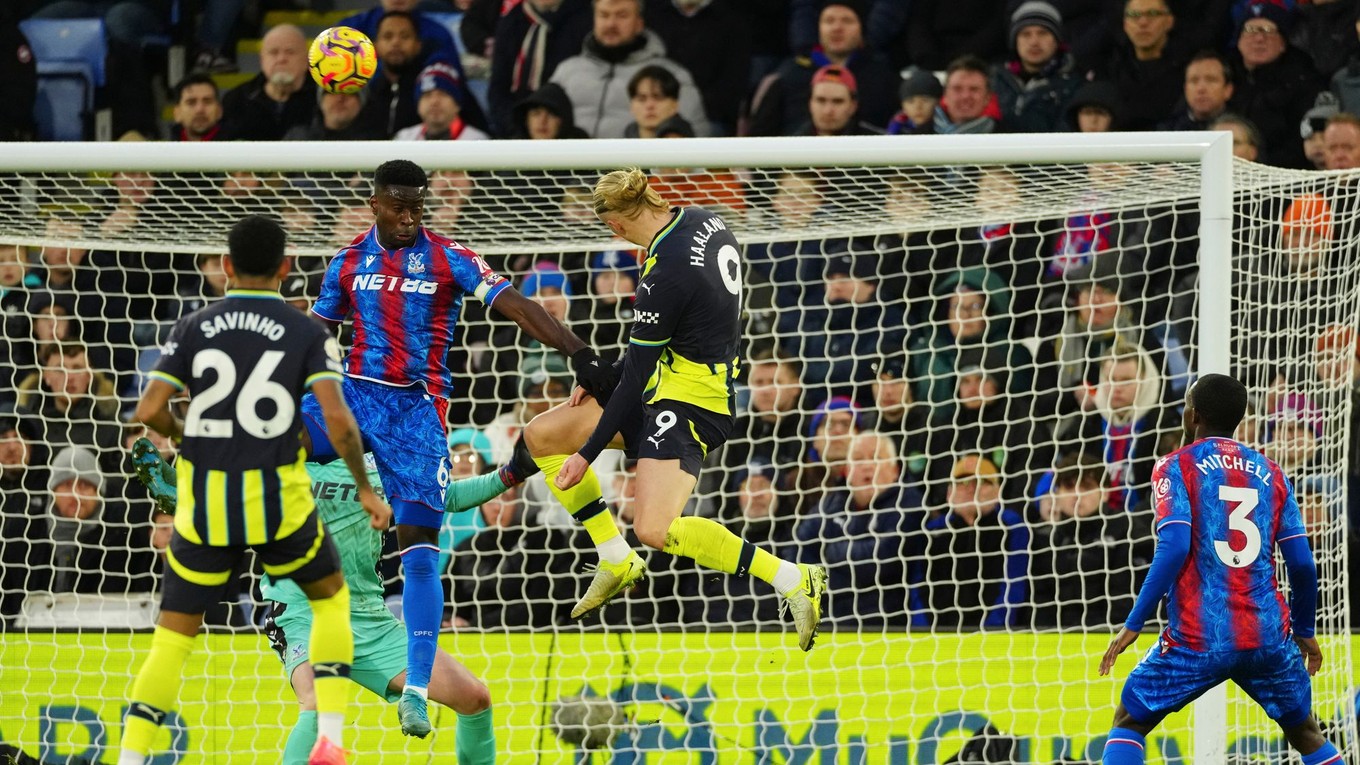 Erling Haaland strieľa gól v zápase Crystal Palace - Manchester City v 15. kole Premier League.