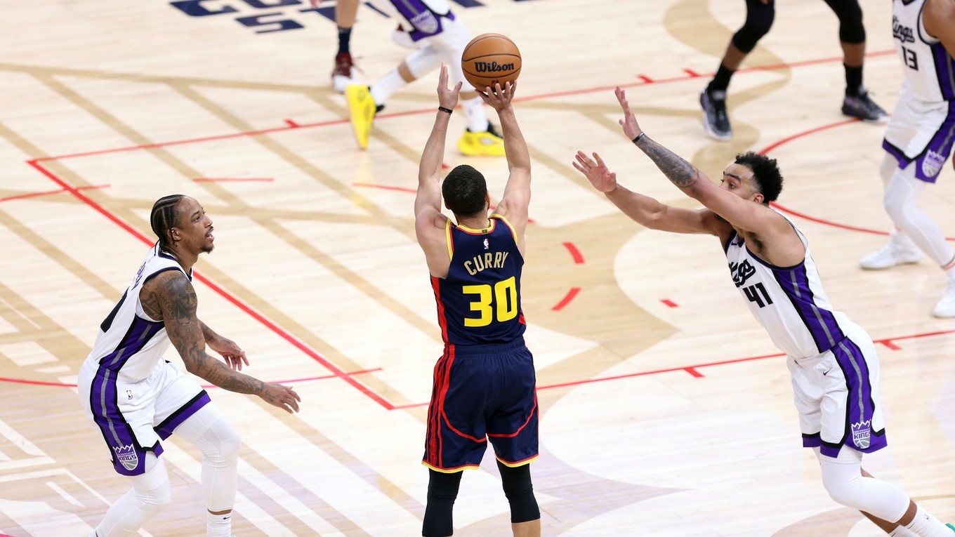 Stephen Curry strieľa 4000. trojku v NBA.