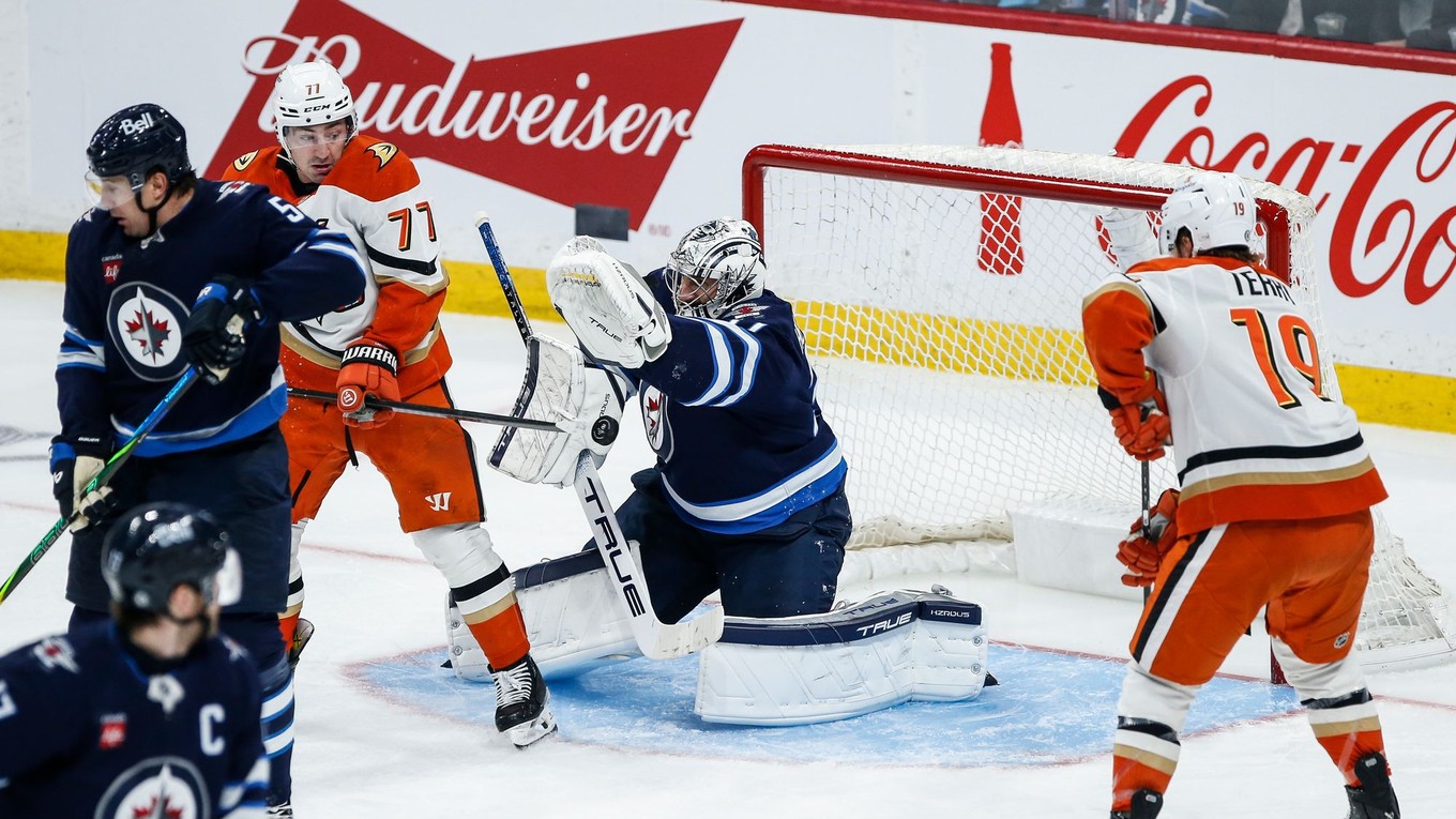 Brankár Connor Hellebuyck.