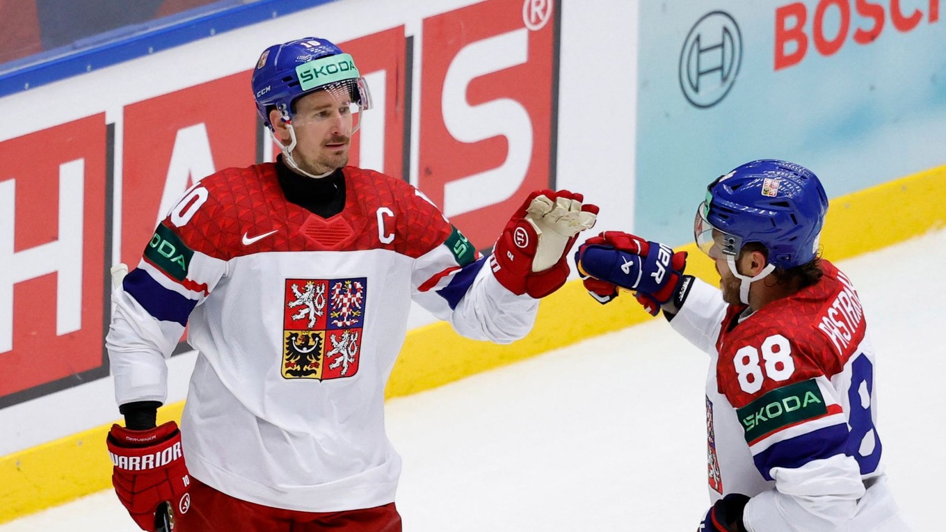 Českí hokejisti David Pastrňák a Roman Červenka sa tešia z gólu na MS 2025.