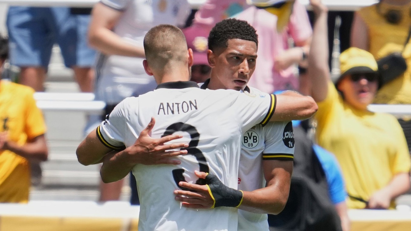 Waldemar Anton a Jobe Bellingham oslavujú gól. 