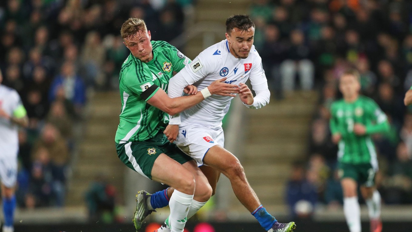 David Strelec v súboji s Danielom Ballardom v zápase Severné Írsko - Slovensko.