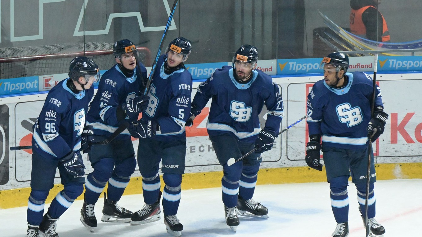 Hráči Slovana sa tešia z gólu.