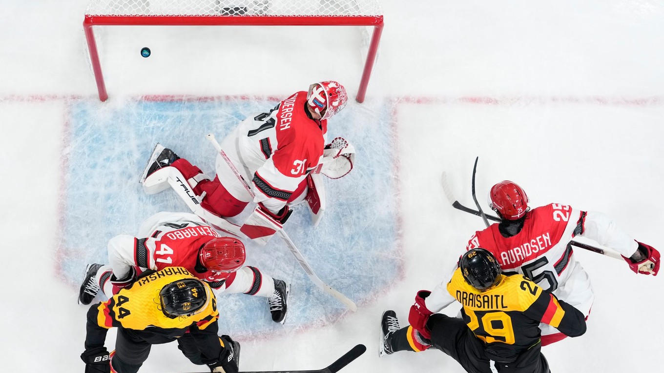 Nemecký hráč Tim Stützle (nie je vidieť) strieľa tretí gól svojho tímu počas zápasu.