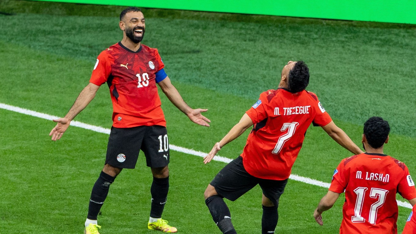 Hráči Egyptu oslavujú gól
