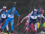 Biatlonistky počas pretekov s hromadným štartom na ZOH 2026.