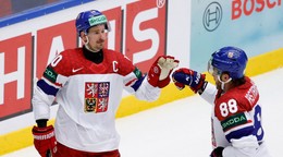 Českí hokejisti David Pastrňák a Roman Červenka sa tešia z gólu na MS 2025.