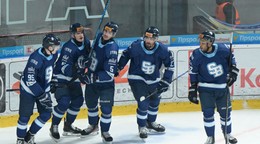 Hráči Slovana sa tešia z gólu.