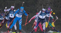 Biatlonistky počas pretekov s hromadným štartom na ZOH 2026.