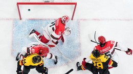 Nemecký hráč Tim Stützle (nie je vidieť) strieľa tretí gól svojho tímu počas zápasu.