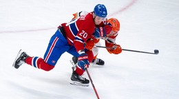 Juraj Slafkovský (Montreal) a Jackson LaCombe (Anaheim) v súboji o puk. 