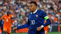 Kylian Mbappé v akcii počas prípravného futbalového zápasu.
