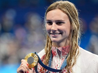 Summer McIntoshová so zlatou medailou na OH 2024 v Paríži.
