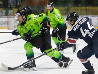 V popredí zľava v súboji o puk Nicholas Jones (Žilina) a Mitchell Hoelscher (Bratislava)