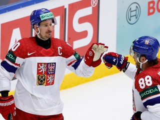 Českí hokejisti David Pastrňák a Roman Červenka sa tešia z gólu na MS 2025.