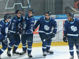 Hráči Slovana sa tešia z gólu.