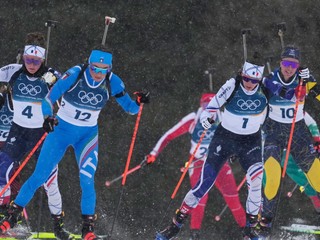Biatlonistky počas pretekov s hromadným štartom na ZOH 2026.