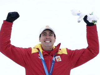 Oriol Cardona Coll oslavuje zisk zlatej medaily.