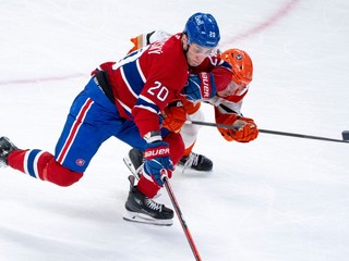 Juraj Slafkovský (Montreal) a Jackson LaCombe (Anaheim) v súboji o puk. 