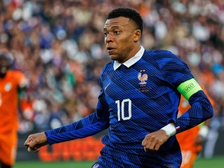 Kylian Mbappé v akcii počas prípravného futbalového zápasu.