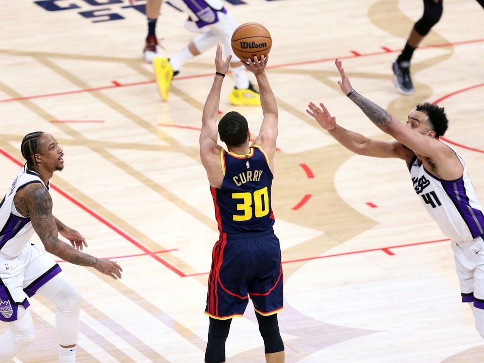 Stephen Curry strieľa 4000. trojku v NBA.