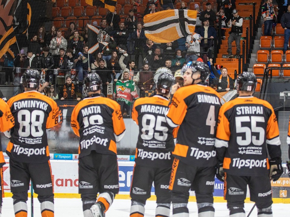 Hráči Michaloviec sa radujú z víťazstva.