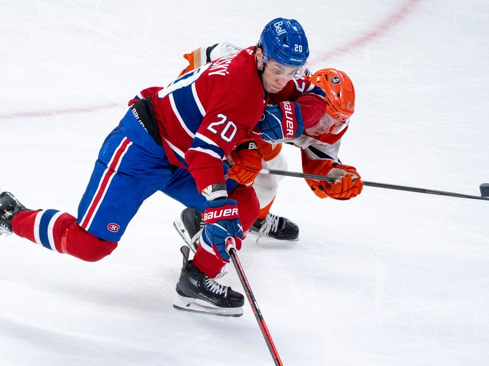 Juraj Slafkovský (Montreal) a Jackson LaCombe (Anaheim) v súboji o puk. 