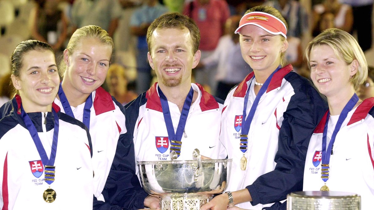 Víťazný slovenský fedcupový tím - Janette Husárová, Henrieta Nagyová, kapitán Tomáš Malík, Daniela Hantuchová a Martina Suchá.