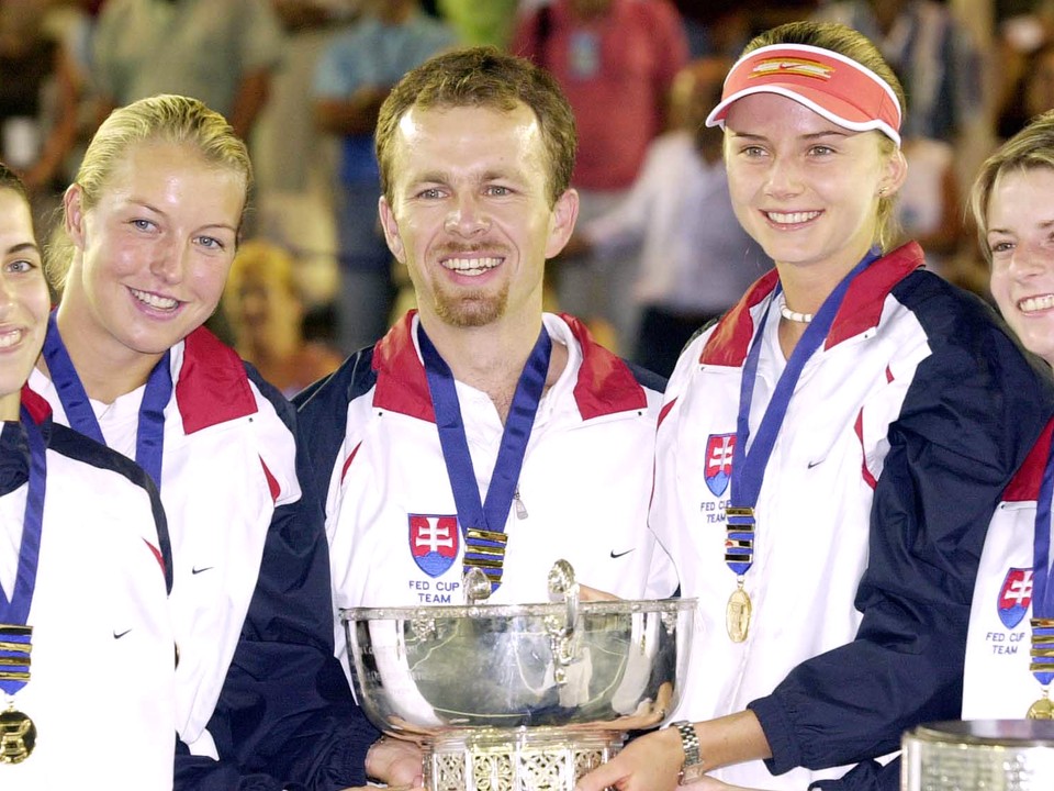 Víťazný slovenský fedcupový tím - Janette Husárová, Henrieta Nagyová, kapitán Tomáš Malík, Daniela Hantuchová a Martina Suchá.