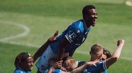 Futbalisti FC Baník Ostrava oslavujú gól.