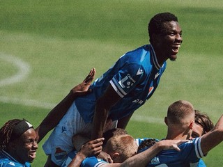 Futbalisti FC Baník Ostrava oslavujú gól.