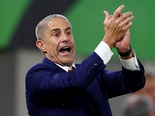 Brazílčan Sylvinho ako tréner futbalovej reprezentácie Albánska. 