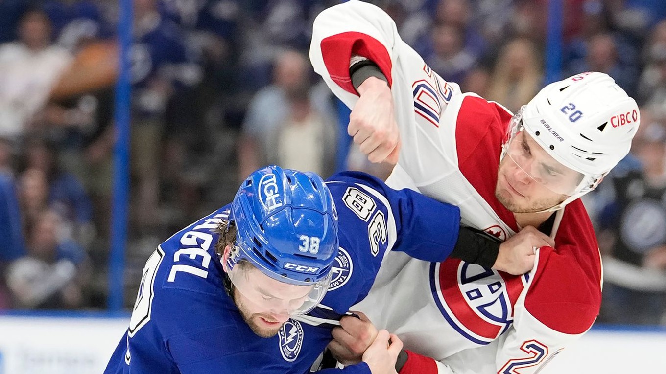 Juraj Slafkovský (Montreal) a Brandon Hagel (Tampa) v pästnom súboji počas druhého zápasu play-off NHL. 