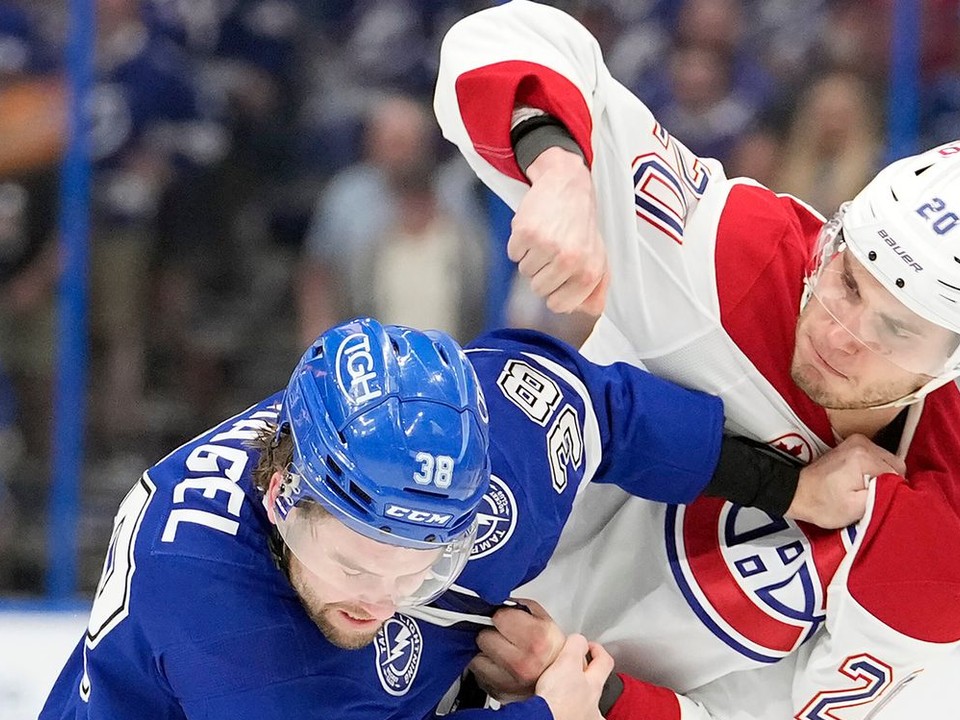 Juraj Slafkovský (Montreal) a Brandon Hagel (Tampa) v pästnom súboji počas druhého zápasu play-off NHL. 