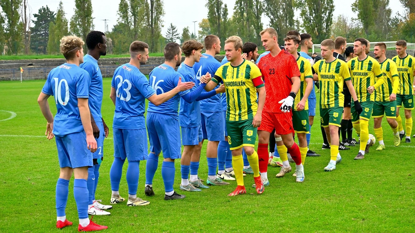 Kapitán Peter Orávik privádza svoje žlto-zelené Veľké Ludince na zápas v Bratislave proti FK Rača.