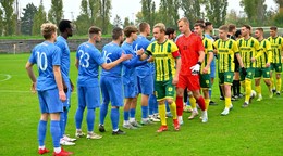 Kapitán Peter Orávik privádza svoje žlto-zelené Veľké Ludince na zápas v Bratislave proti FK Rača.