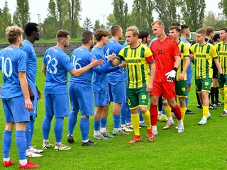 Kapitán Peter Orávik privádza svoje žlto-zelené Veľké Ludince na zápas v Bratislave proti FK Rača.