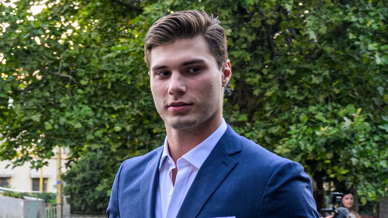 Slovenský hokejista Juraj Slafkovský sa usmieva počas príchodu na slávnostný galavečer vyhlásenia výsledkov ankety Hokejista roka 2026.