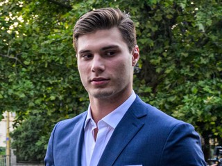 Slovenský hokejista Juraj Slafkovský sa usmieva počas príchodu na slávnostný galavečer vyhlásenia výsledkov ankety Hokejista roka 2026.