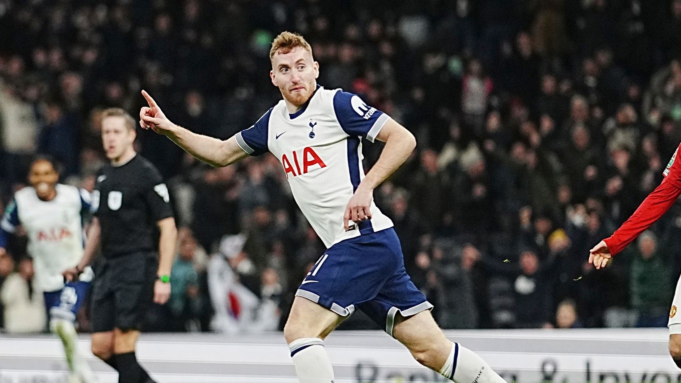 Stredopoliar Tottenhamu Dejan Kulusevski.