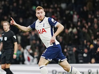 Stredopoliar Tottenhamu Dejan Kulusevski.