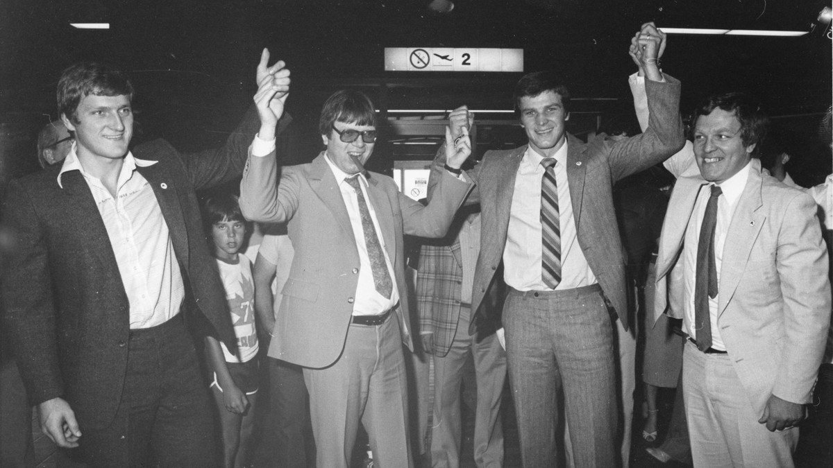 Zľava Anton Šťastný, manažér Nordiques Giller Léger, Peter Šťastný a prezident klubu Marcel Aubut po úteku z Rakúska a príchode do Quebecu.