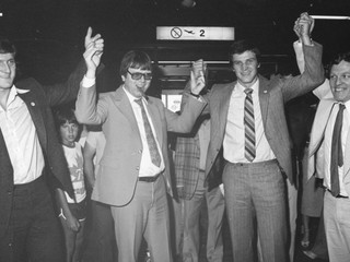 Zľava Anton Šťastný, manažér Nordiques Giller Léger, Peter Šťastný a prezident klubu Marcel Aubut po úteku z Rakúska a príchode do Quebecu. 